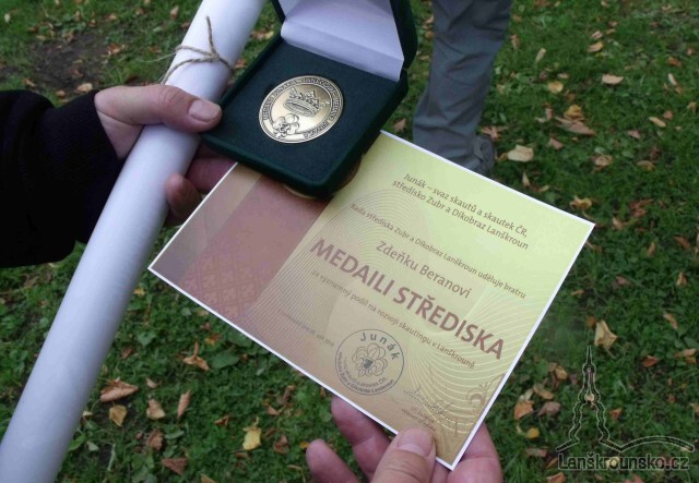 17_A takhle krasna je nova medaile.jpg